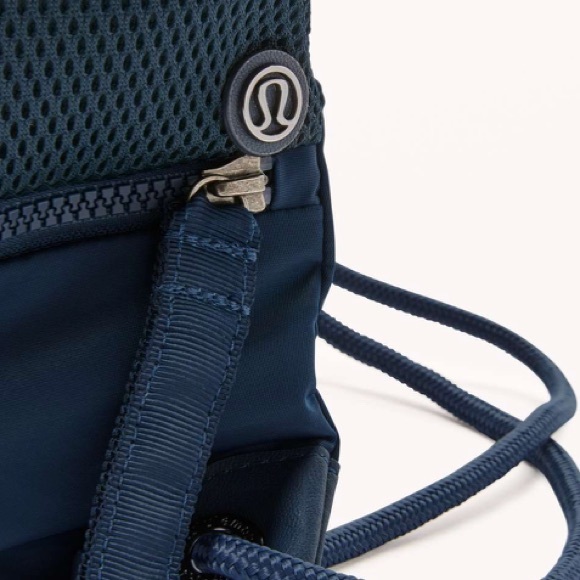 Lululemon Go Lightly Cinch Bag in Jaded Navy Blue - Picture 4 of 7